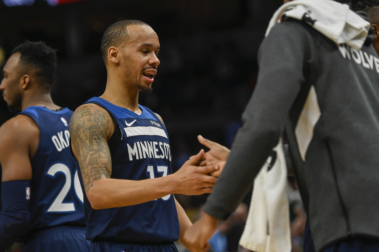 冰火两重天！追梦&库里半场皆6中5，巴特勒5中0（冷热分明！库里与追梦半场6投5中，巴特勒5投0中）