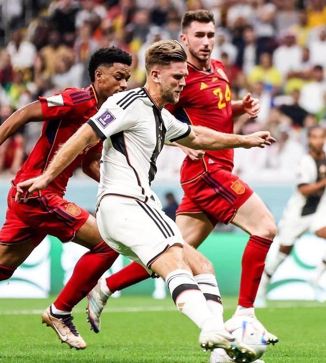 阿隆索：皇马右后卫的选择范围很广；进攻需要全队共同努力（阿隆索：皇马右后卫人选充足，进攻须全队发力）