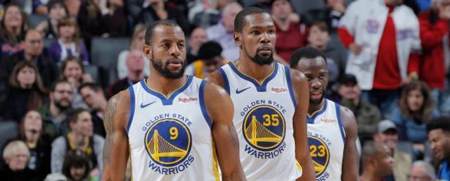 同一天绝代双骄各进一球！以下是媒体对C罗和梅西的...（同日建功！C罗与梅西各下一城，媒体热议）