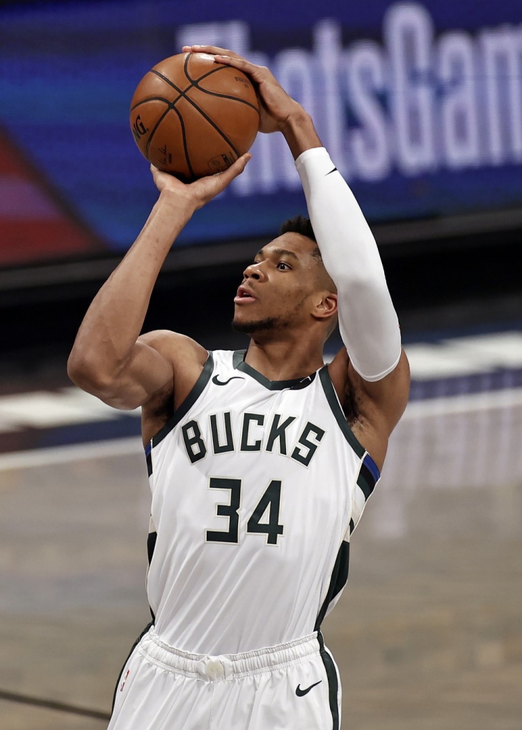 经济观察报：有关方面对国足洋帅年薪心理标准只有150万美元（经济观察报：相关人士对国足外籍主帅年薪的心理价位仅为150万美元）