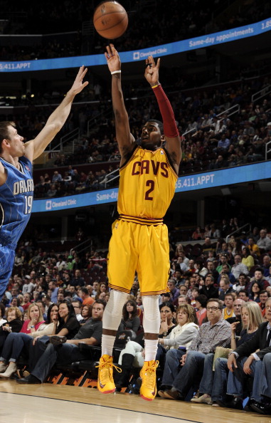 上海vs吉林大名单出炉：张镇麟迎首秀！（沪吉对决名单公布：张镇麟将迎来首秀）