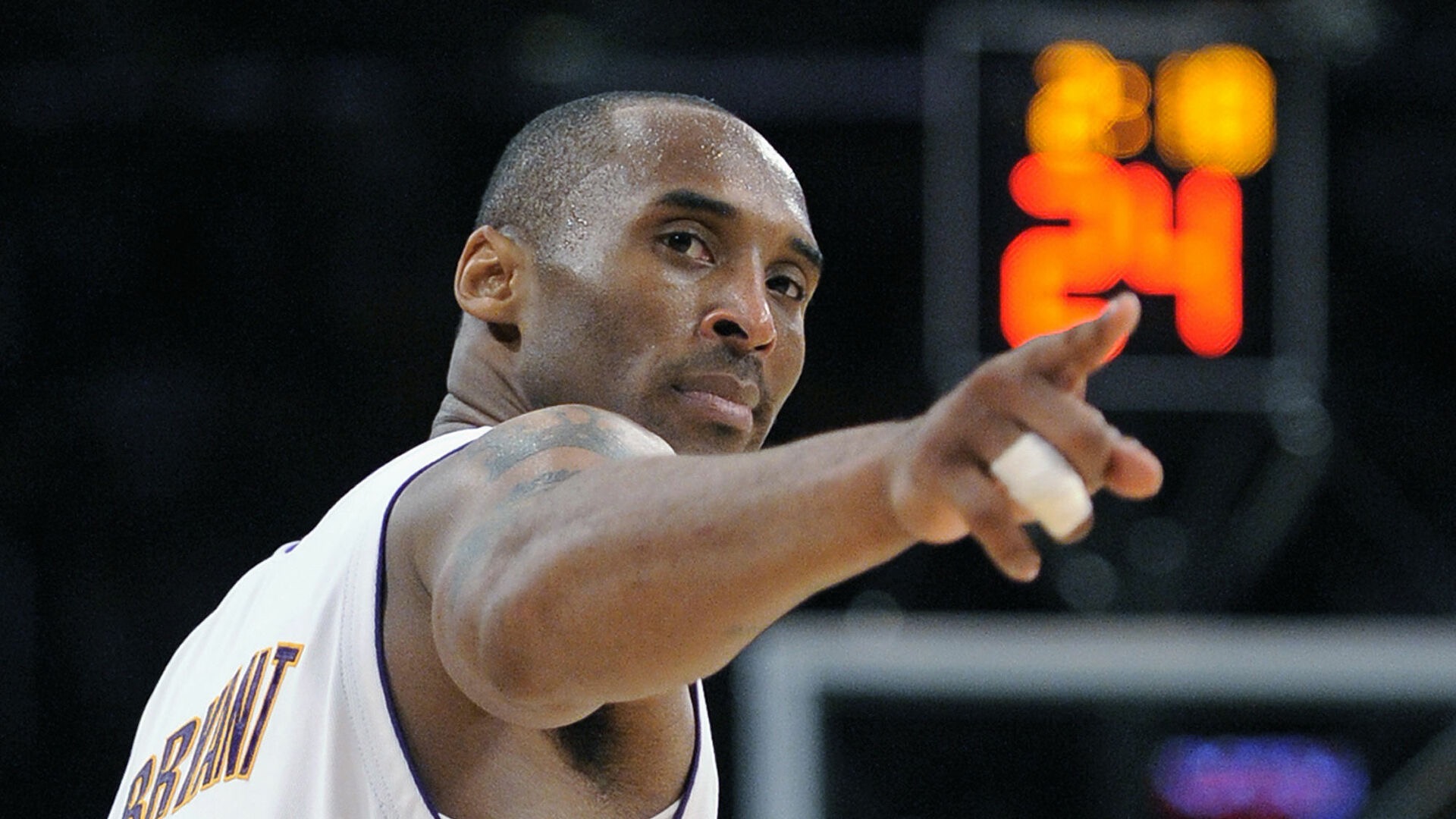 先发制人！萨林杰飙中压哨三分 打满首节8中6拿到14分4板（先声夺人！萨林杰命中压哨三分 首节打满8投6中砍下14分4板）