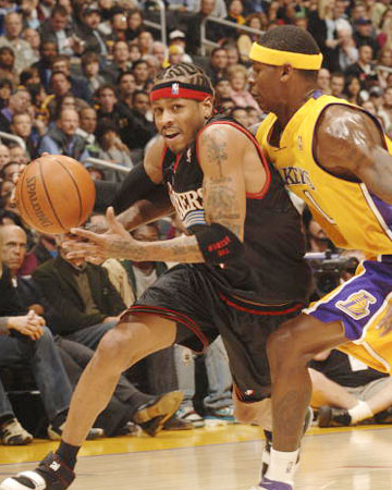 真神了！阿努诺比反击顺步突破 对抗科内特单手高难度打板上篮！（太秀了！阿努诺比快攻顺步突进，迎着科内特单手高难度打板上篮得手！）