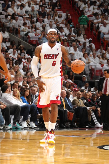 魔术生涯最强一战！贝恩狂轰37+8创新高，带队4连胜出线（魔术生涯代表作！贝恩37+8刷新纪录，率队豪取四连胜强势出线）