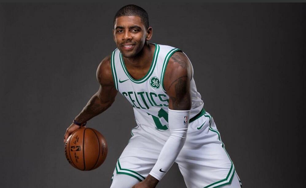 重庆两江新区十联屏打出多个宣传语，庆祝重庆铜梁龙冲超成功（重庆两江新区十联屏轮播多条祝贺语，庆贺重庆铜梁龙成功冲超）