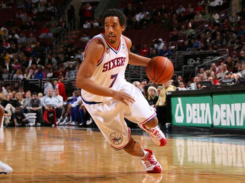 麦克阿瑟vs布里斯班狮吼因闪电延迟，开球时间待定（闪电导致麦克阿瑟对阵布里斯班狮吼比赛推迟，开球时间未定）