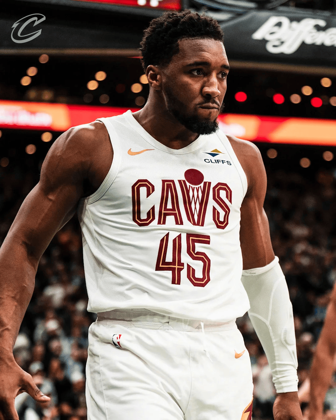 镜头扫到他，答案已经很明显（镜头一转，他就是答案）