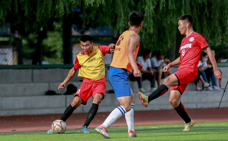 每体：巴萨有意左后卫索萨，想用桑托斯欠的290万欧锁定交易（每体：巴萨相中左后卫索萨，拟以桑托斯所欠290万欧作筹码敲定转会）