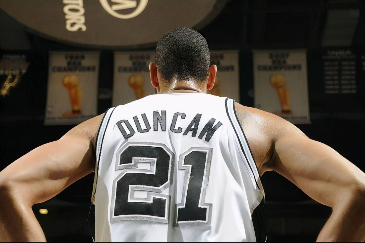 雷霆双向球员卡尔森生涯首次首发（雷霆双向合同球员卡尔森首次进入首发阵容）