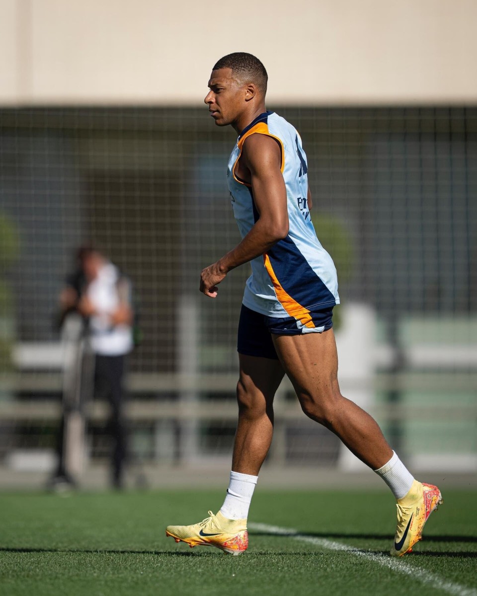 记者：恰尔汗奥卢右腿内收肌拉伤，阿切尔比右腿屈肌拉伤（队内伤情更新：恰尔汗奥卢右腿内收肌、阿切尔比右腿屈肌拉伤）