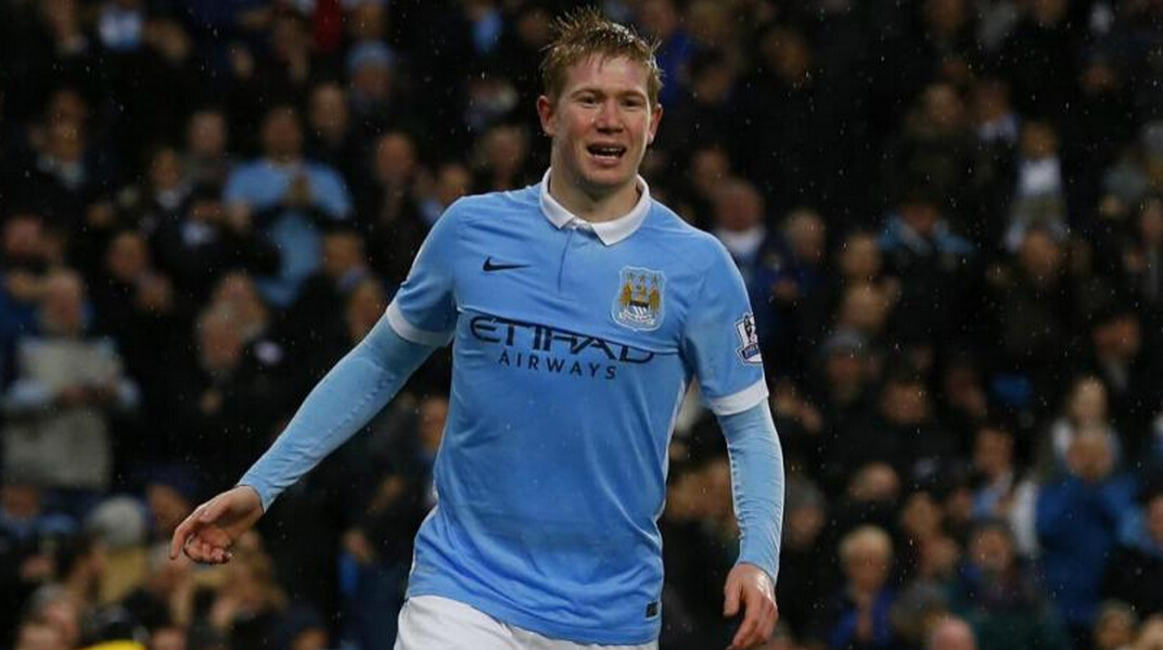 芒特进球后奔向B费，眼神启动诠释默契（芒特破门直奔B费，眼神交流尽显默契）